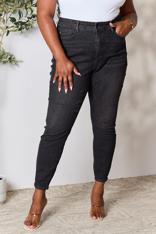 Model wearing front view Judy Blue Black Denim Tummy Control High Waist Jeans  