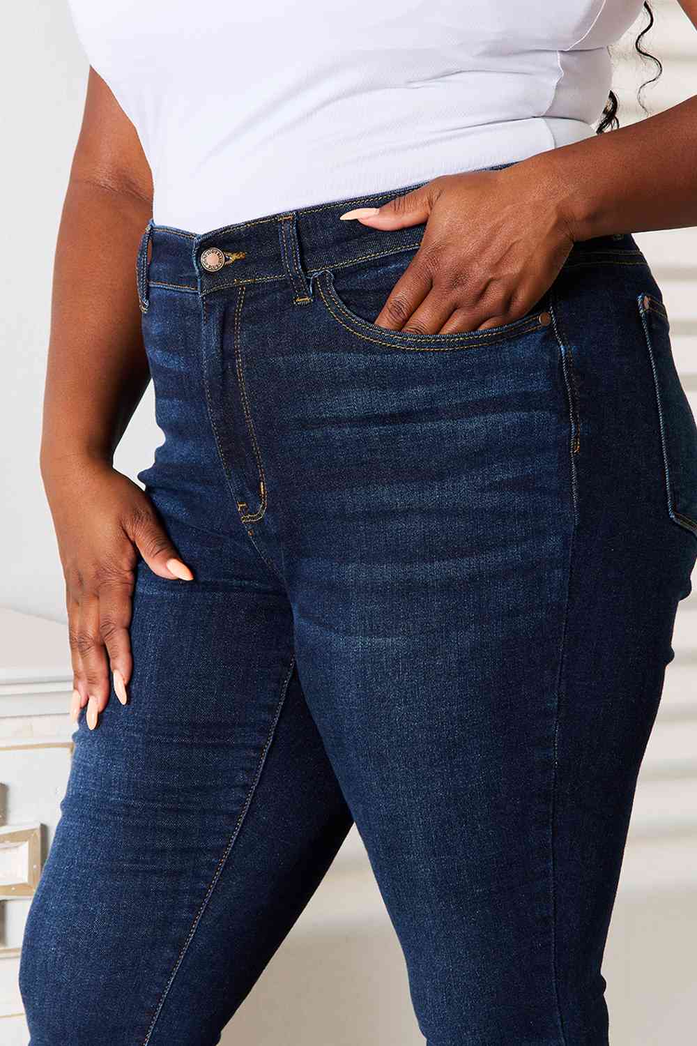 Model wearing Judy Blue Full Size Skinny Jeans with Pockets - Right side full body view